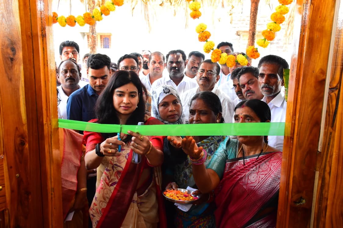 ప్రభుత్వ ఆర్థిక సహాయాన్ని సద్వినియోగం చేసుకోవాలి   ఇందిరమ్మ ఇండ్లను పూర్తి చేసుకోవాలి  కలెక్టర్ గరిమ అగ్రవాల్